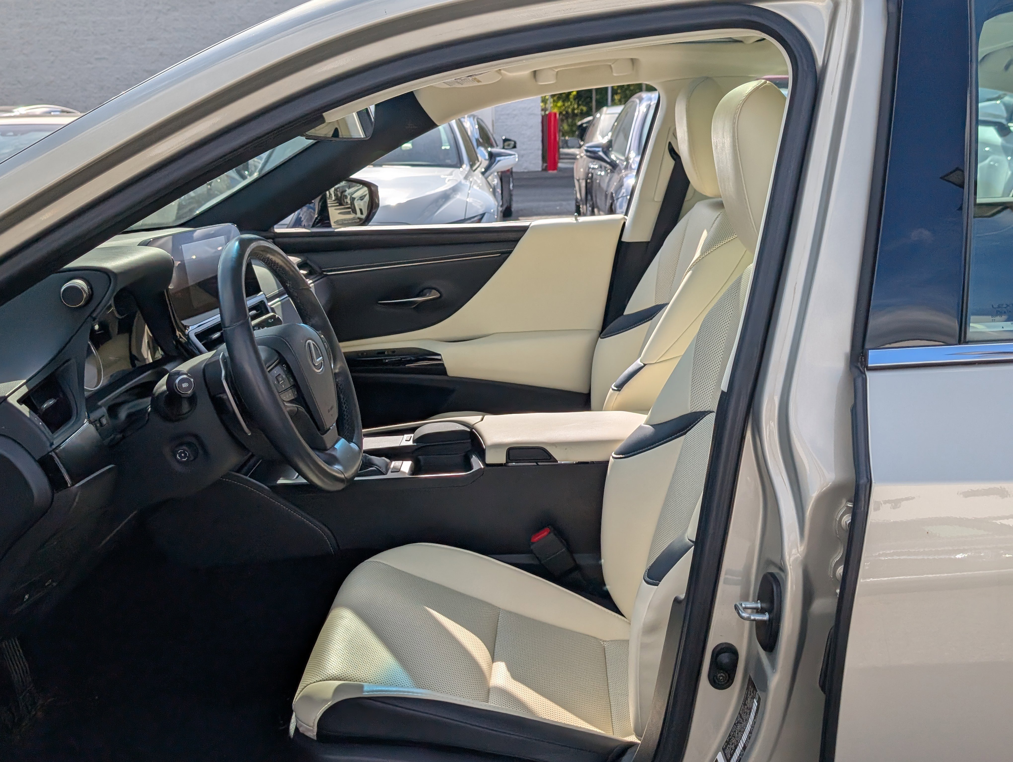 Certified 2022 Lexus ES 300h w/ Premium Package image 15