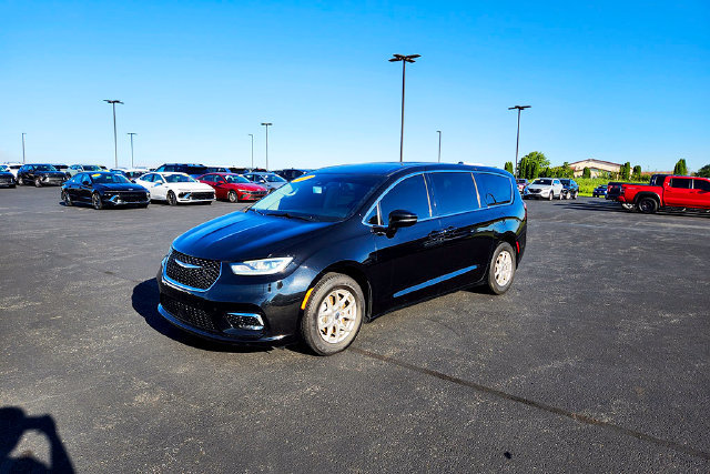 Used 2024 Chrysler Pacifica Touring-L FWD image 3