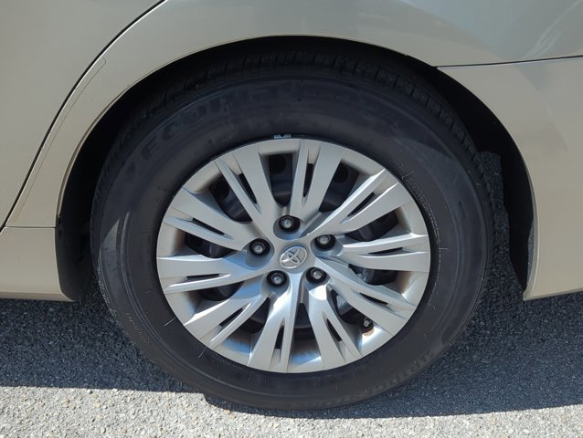 Used 2014 Toyota Camry LE image 9