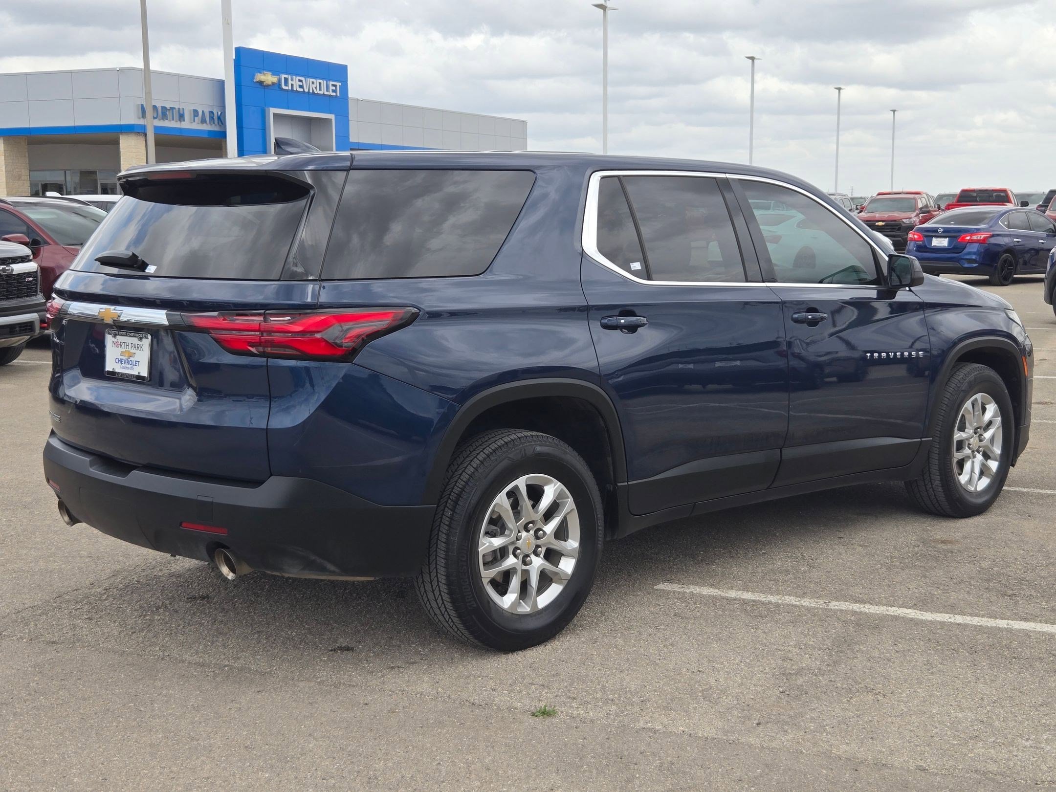 Used 2022 Chevrolet Traverse LS image 3
