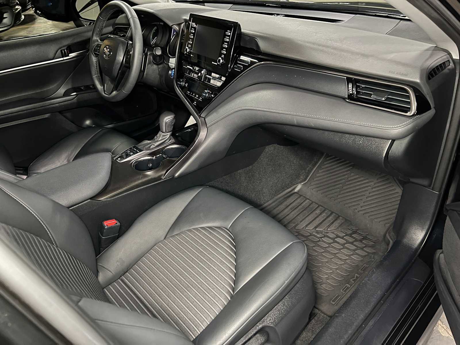 Used 2024 Toyota Camry SE FWD image 11