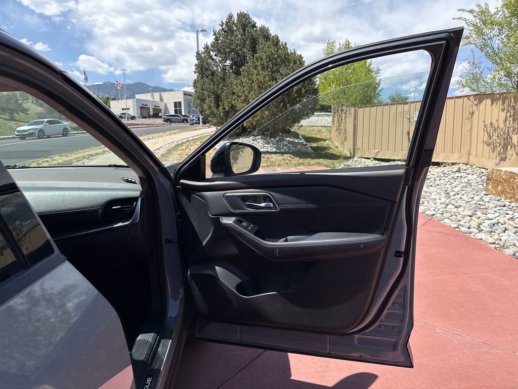Used 2022 Nissan Rogue Platinum w/ Head-Up Display Package AWD/4WD image 26