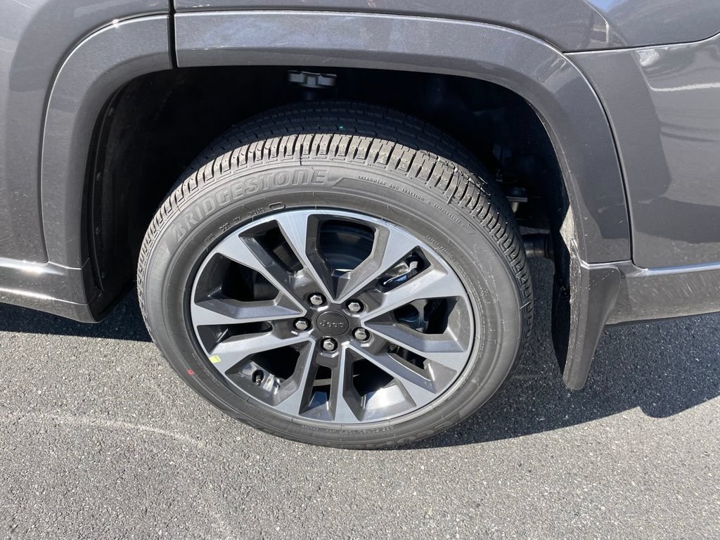 New 2025 Jeep Grand Cherokee L Overland w/ Advanced Protech Group III AWD/4WD image 9