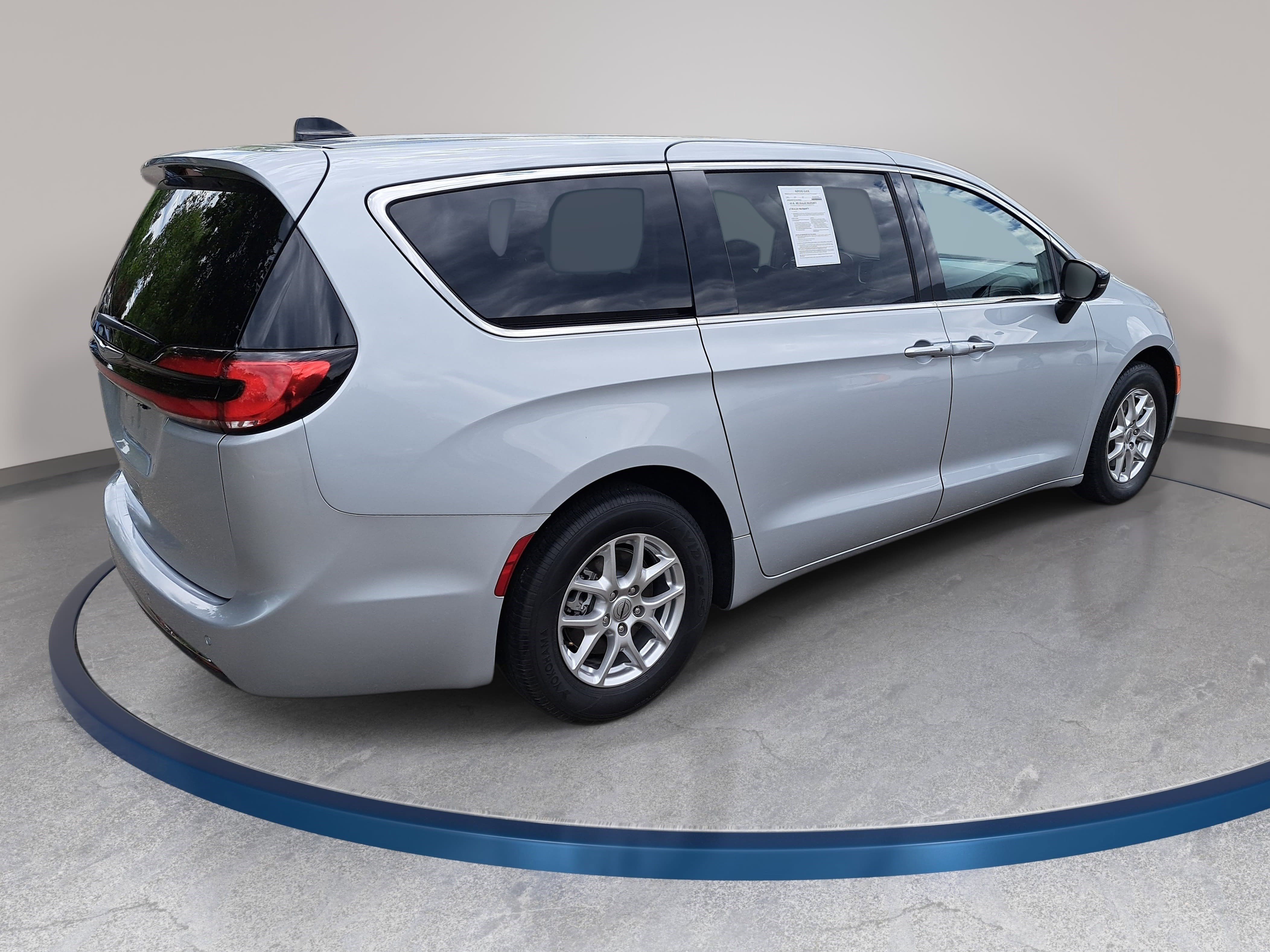 Used 2024 Chrysler Pacifica Touring-L FWD image 5