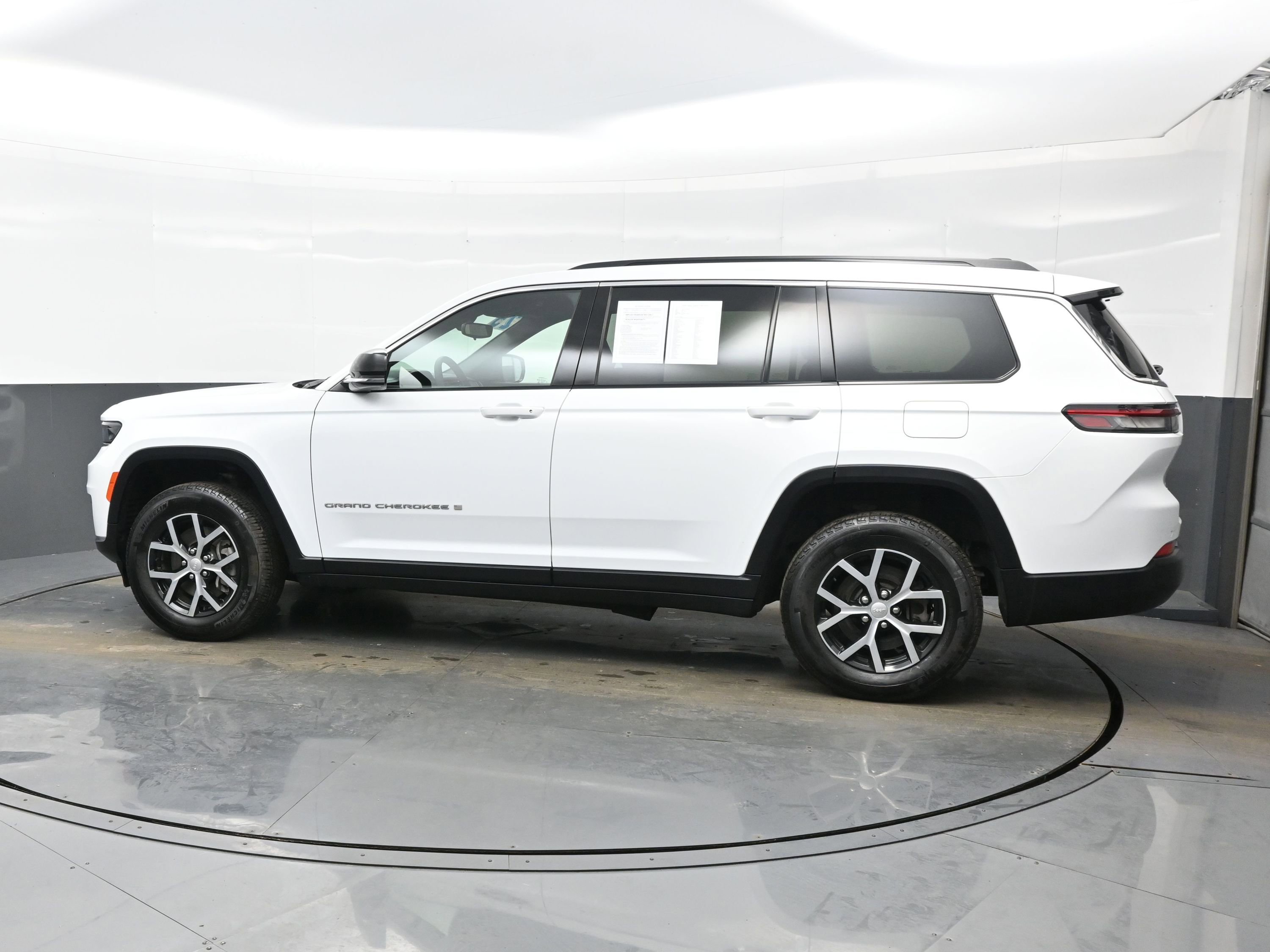 Used 2025 Jeep Grand Cherokee L Limited image 3