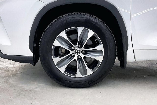 Used 2023 Toyota Highlander XLE AWD/4WD image 10