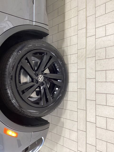 Certified 2023 Volkswagen Tiguan SE R-Line FWD image 30