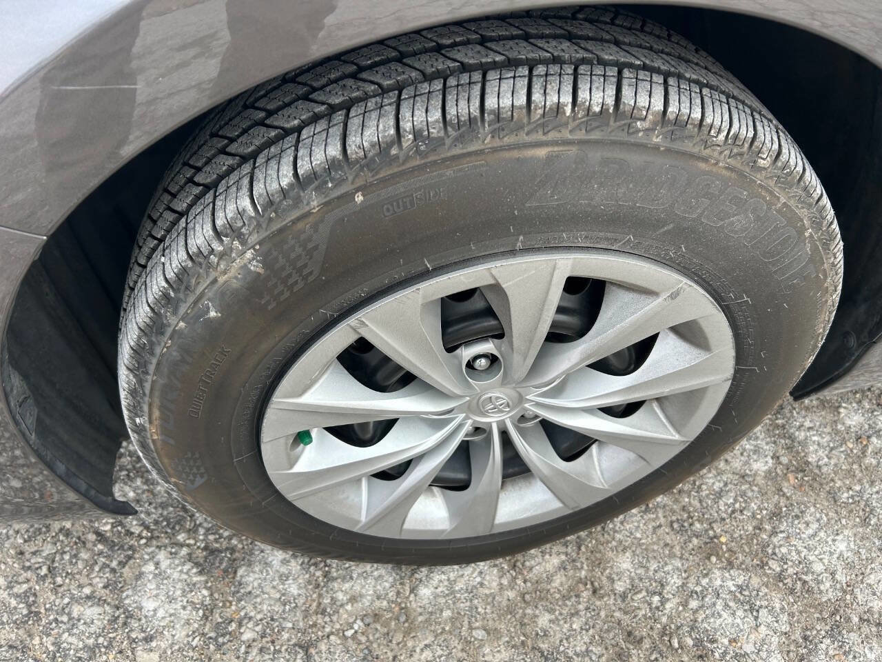 Used 2016 Toyota Camry LE image 9