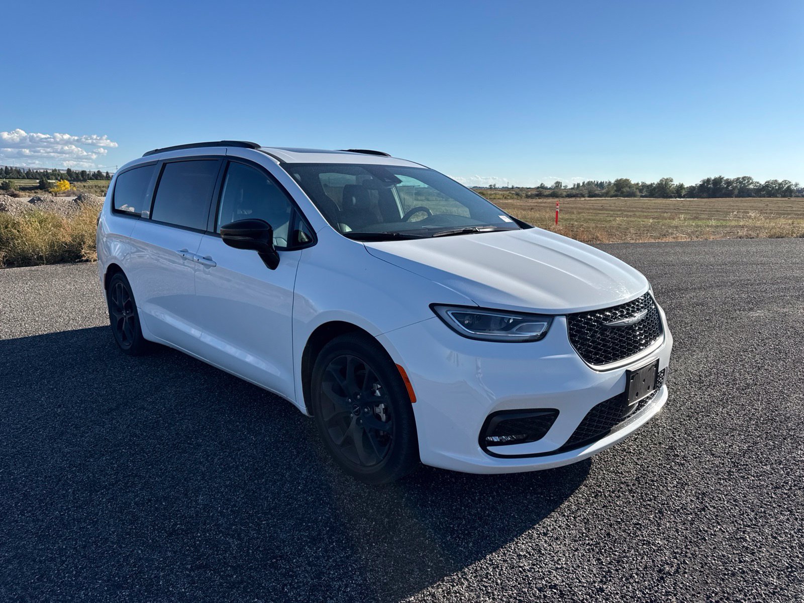 Used 2024 Chrysler Pacifica Limited w/ S Appearance Package FWD image 2