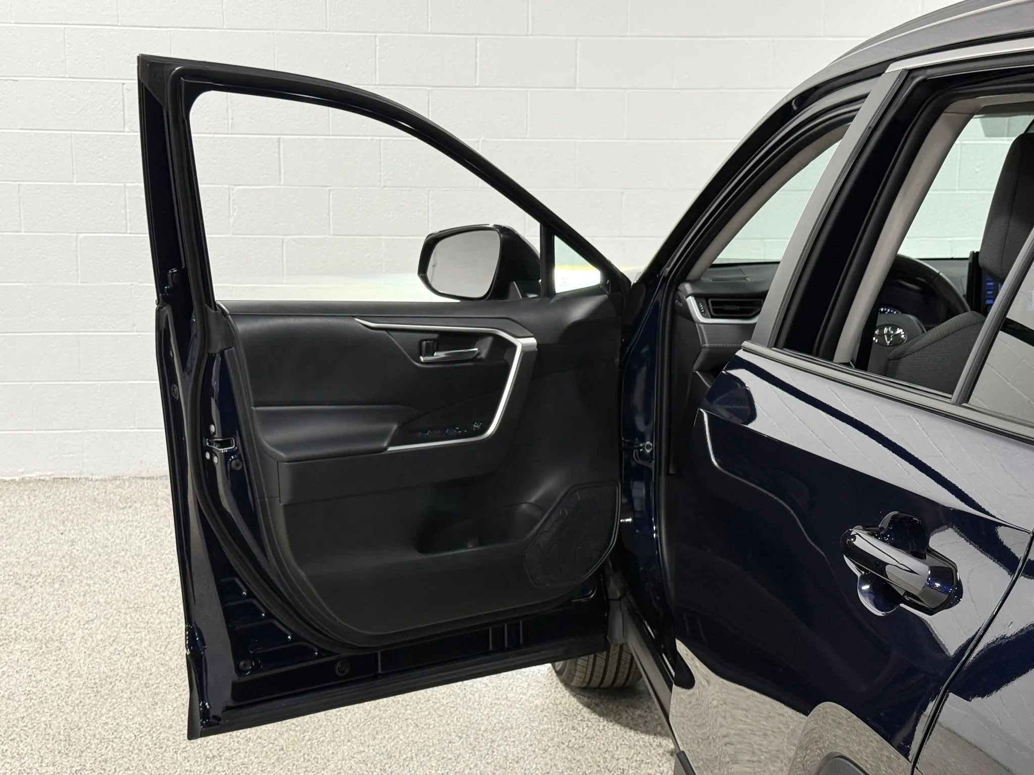 Used 2022 Toyota RAV4 XLE w/ Convenience Package image 11