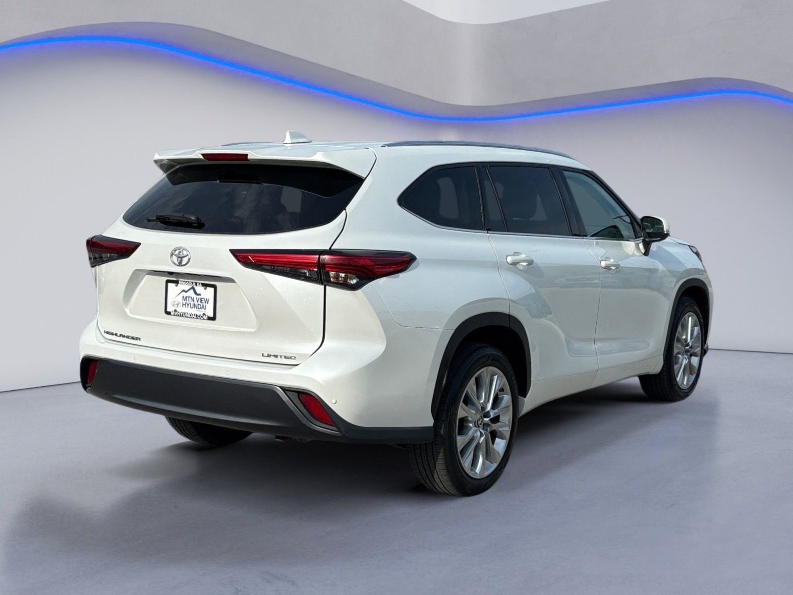 Used 2022 Toyota Highlander Limited FWD image 3