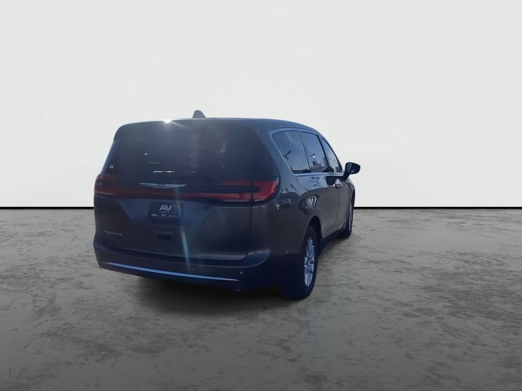 Used 2023 Chrysler Pacifica Touring-L image 7