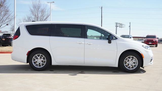 New 2026 Chrysler Pacifica Select FWD image 10