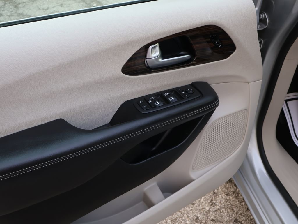 Used 2024 Chrysler Pacifica Limited image 16