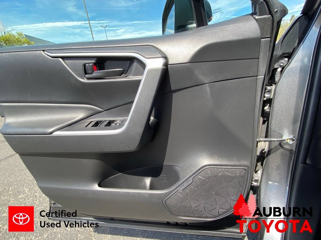 Certified 2022 Toyota RAV4 LE AWD/4WD image 32