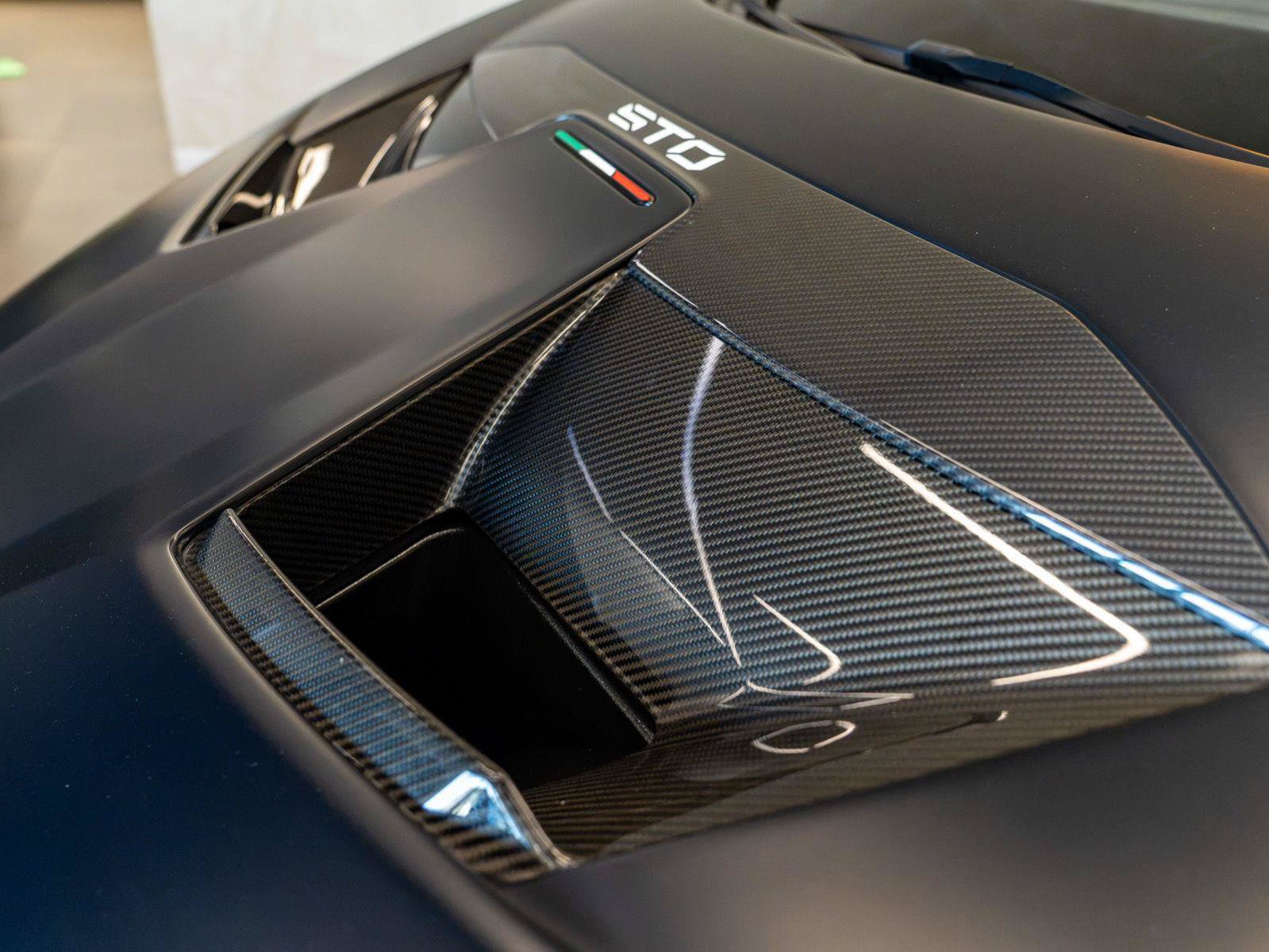 Used 2024 Lamborghini Huracan STO RWD image 29