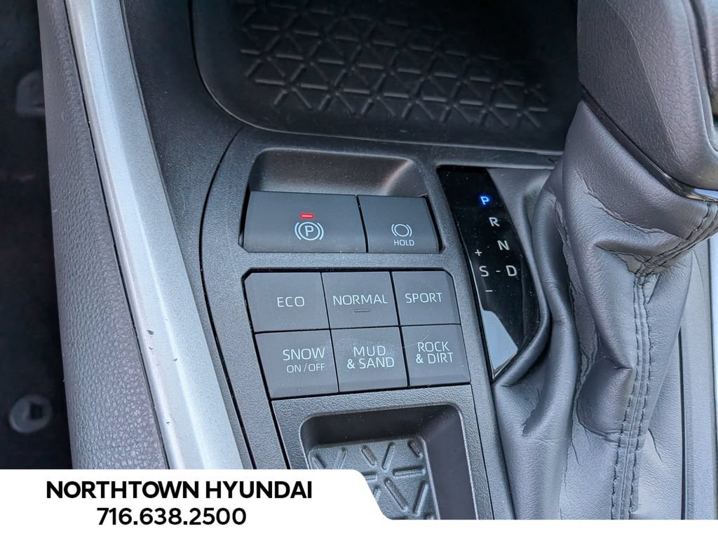 Used 2025 Toyota RAV4 XLE AWD/4WD image 19
