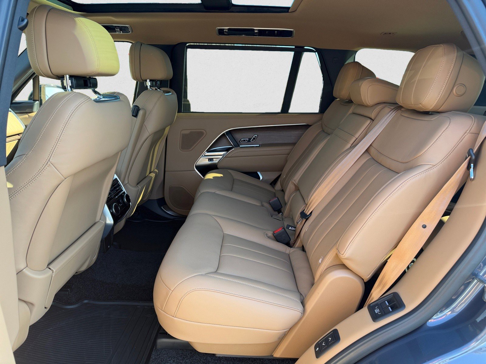 New 2026 Land Rover Range Rover Long Wheelbase SE image 18