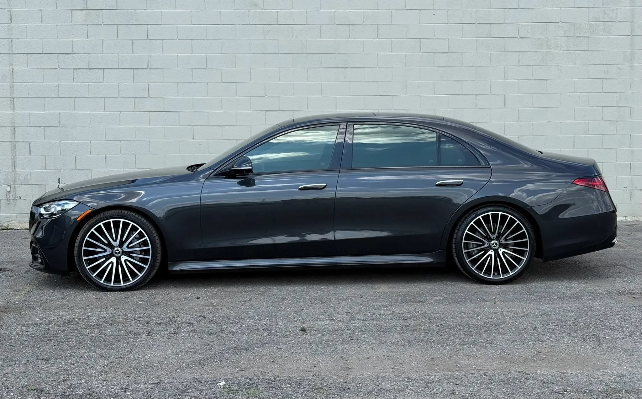 Used 2023 Mercedes-Benz S 580 4MATIC Sedan w/ AMG Line image 2