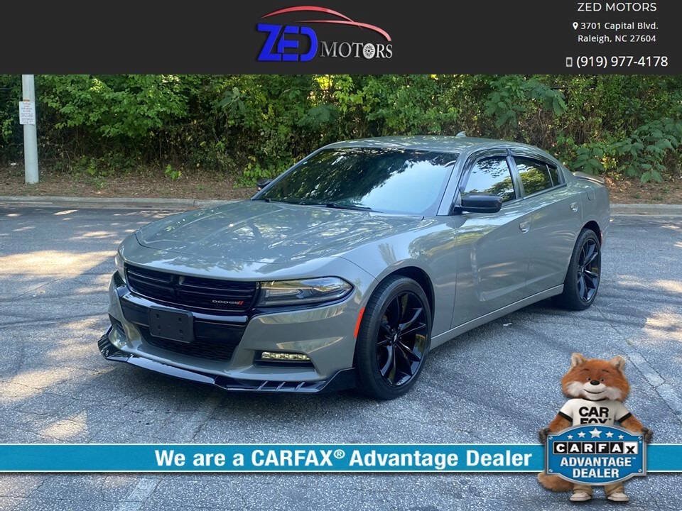 Used 2017 Dodge Charger SXT w/ Blacktop Package RWD image 1