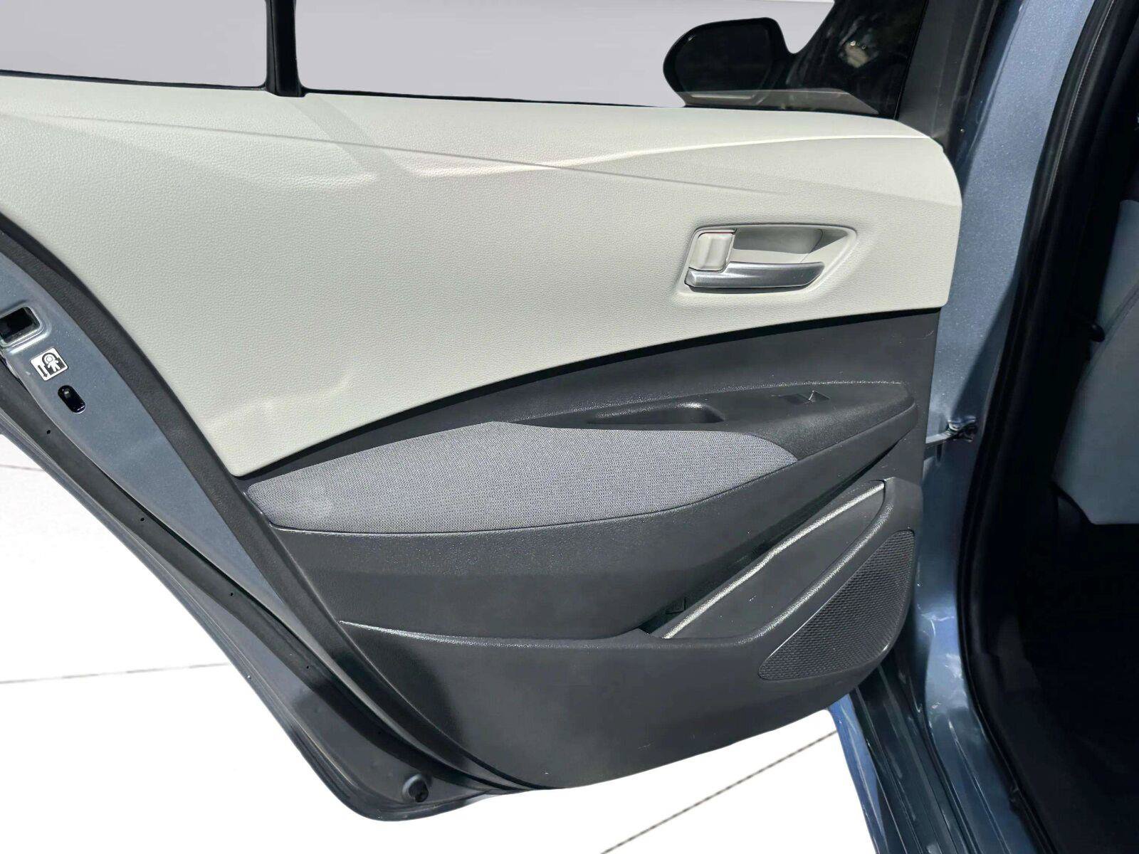 Used 2021 Toyota Corolla LE FWD image 32