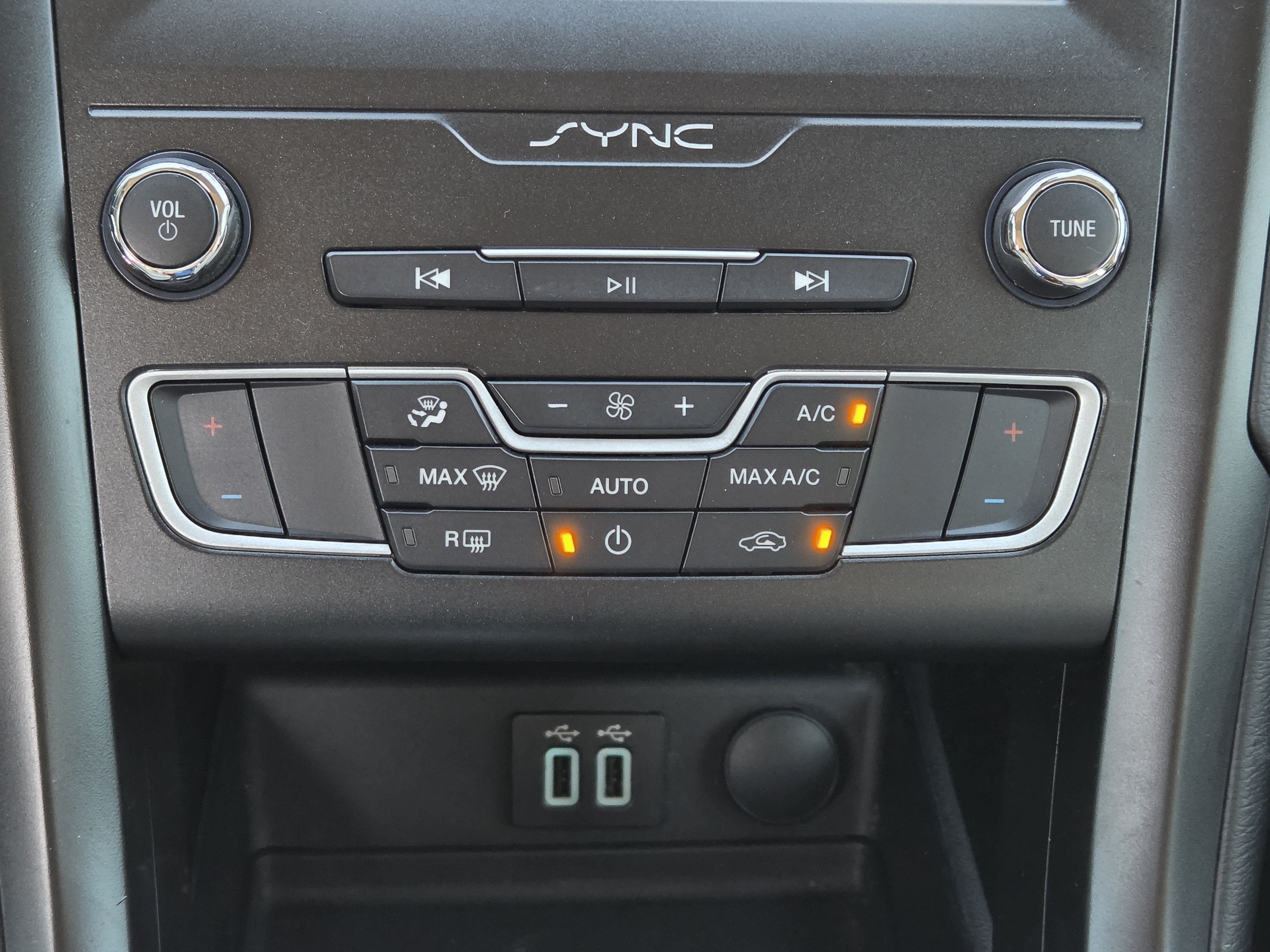 Used 2019 Ford Fusion SE w/ Equipment Group 151A FWD image 14