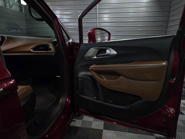 Used 2021 Chrysler Pacifica Limited w/ Uconnect Theater Family Group FWD image 40