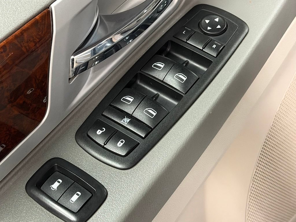 Used 2010 Chrysler Town & Country Touring FWD image 27
