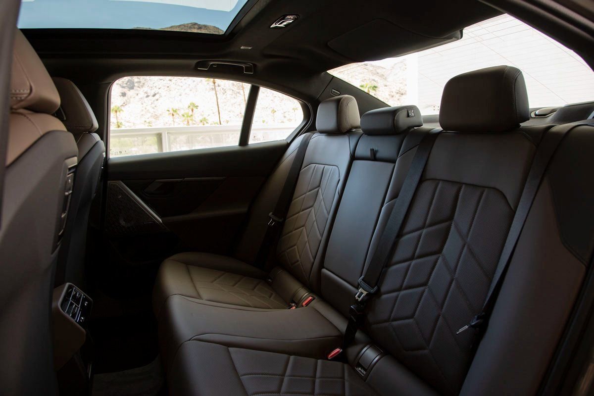 Used 2026 BMW 550e xDrive w/ Premium Package AWD/4WD image 23