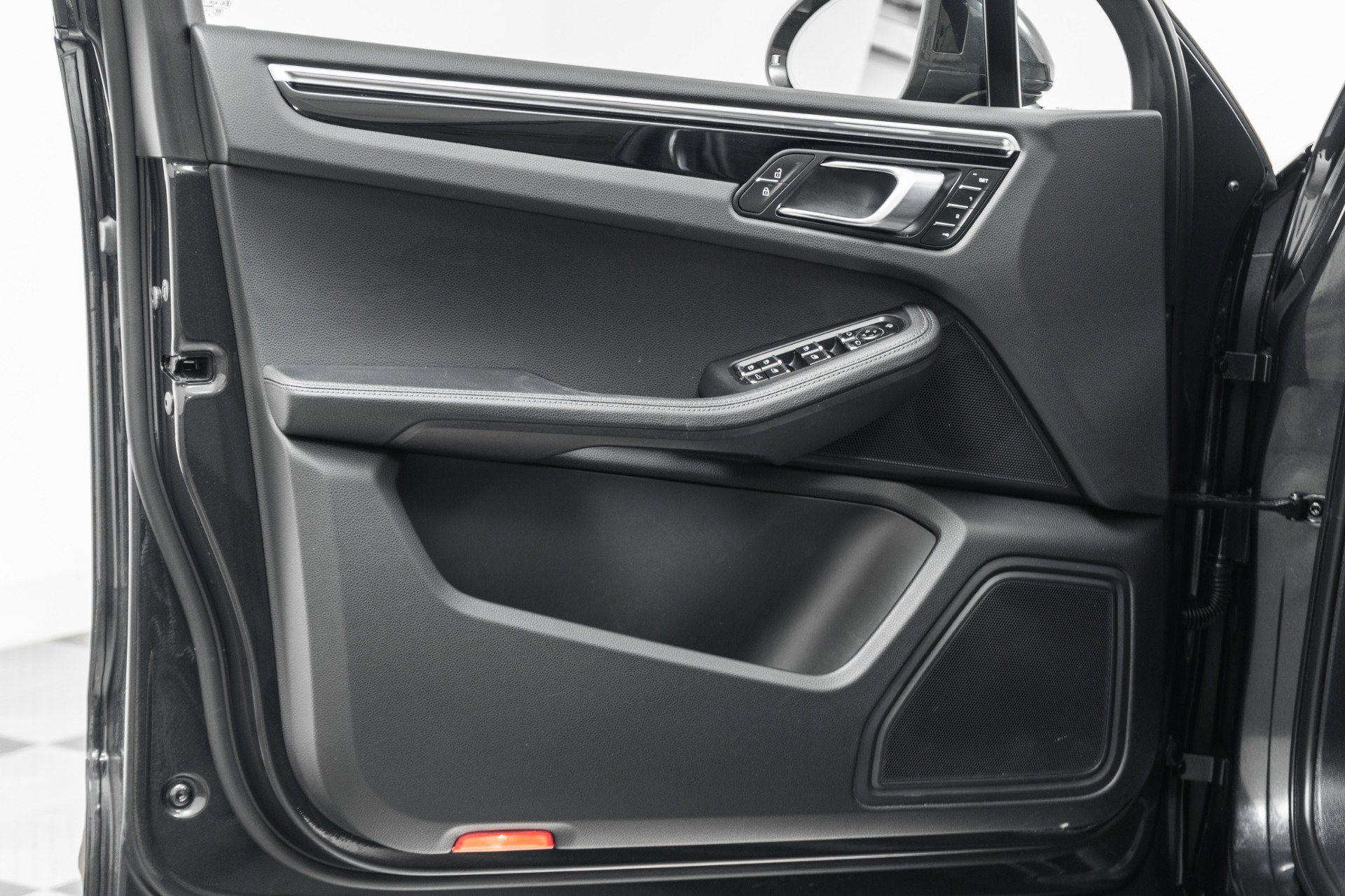 Used 2023 Porsche Macan image 33