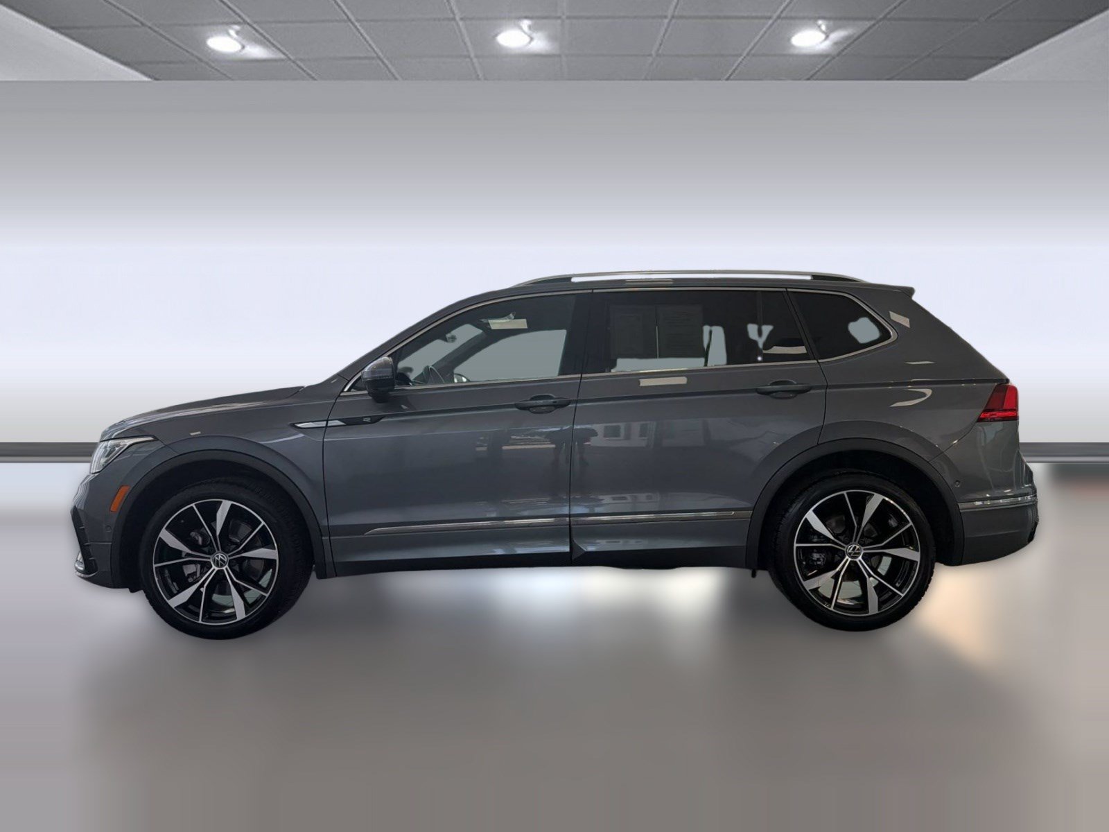 Used 2024 Volkswagen Tiguan SEL R-Line AWD/4WD image 2