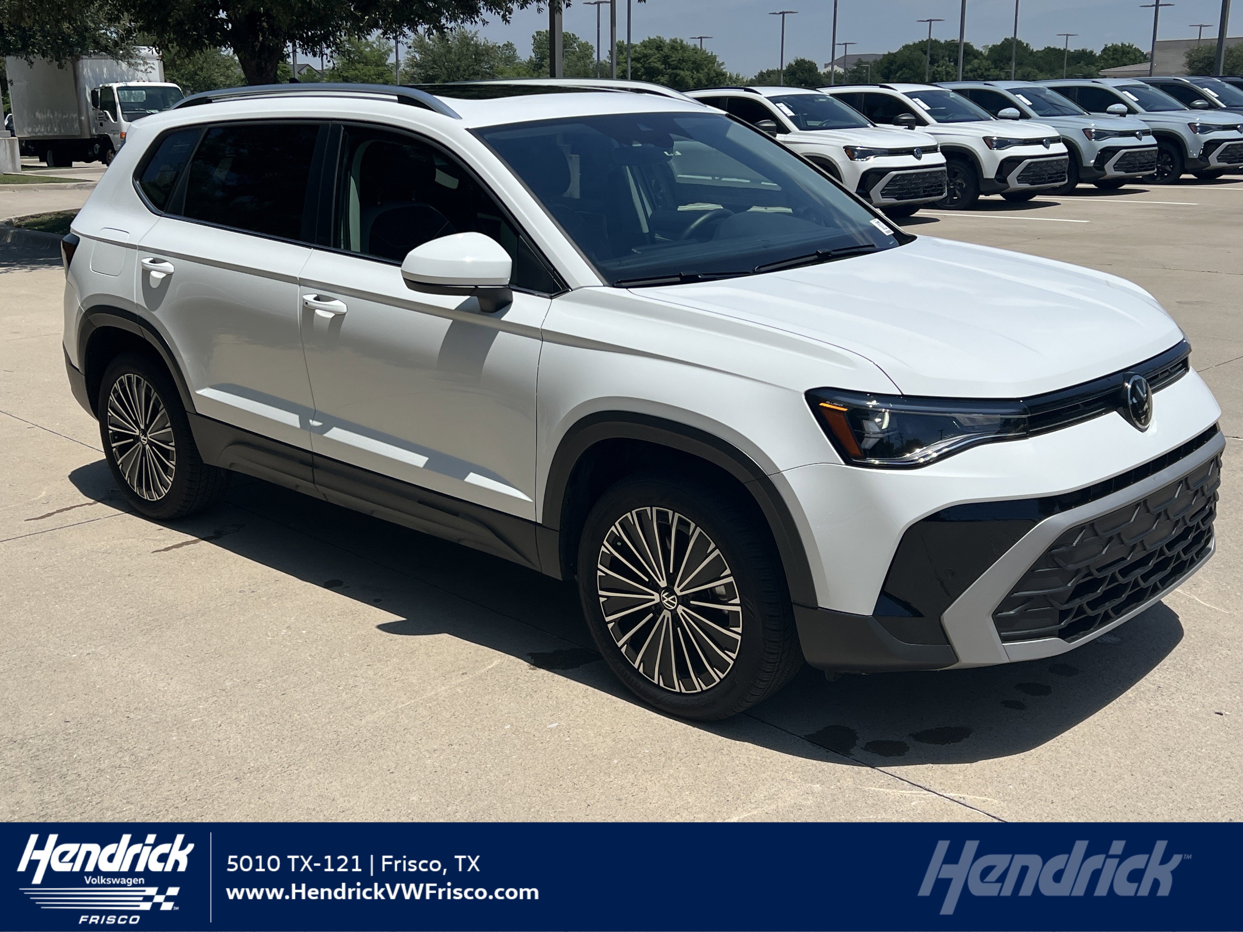 Used 2025 Volkswagen Taos SE w/ Panoramic Sunroof Package FWD image 1