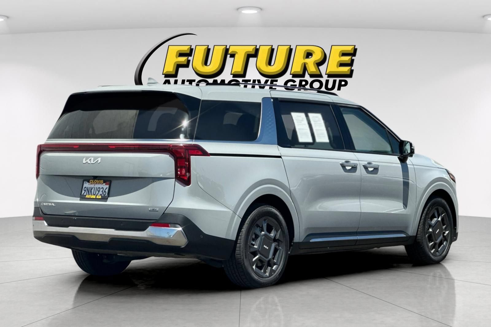 Certified 2025 Kia Carnival SX FWD image 4