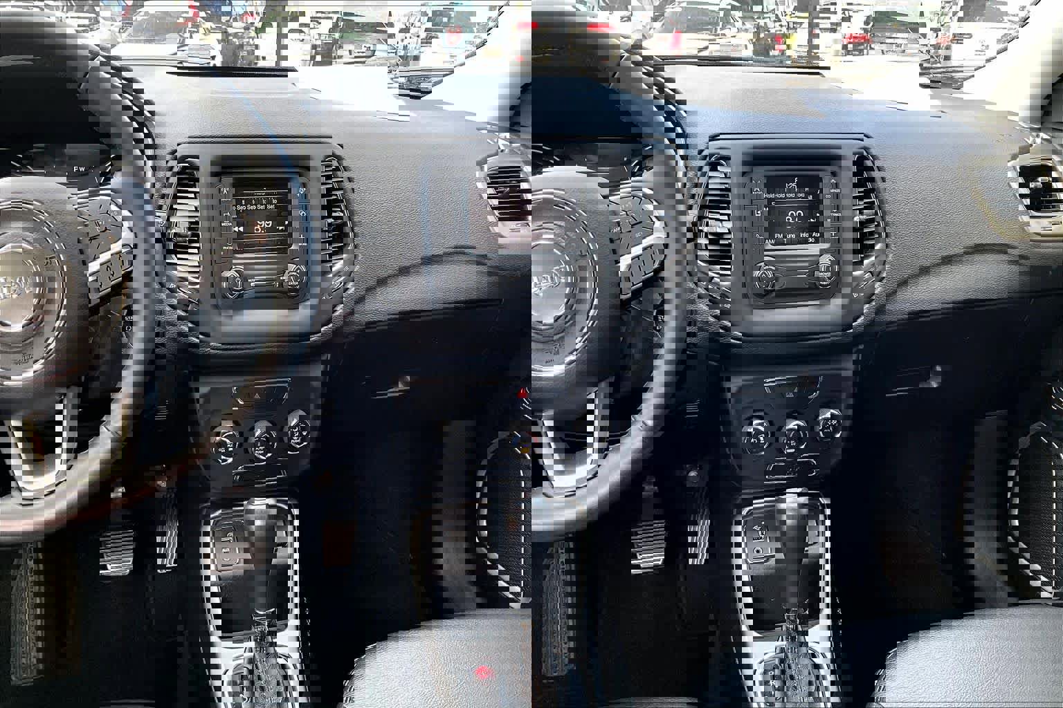 Used 2018 Jeep Compass Latitude FWD image 8