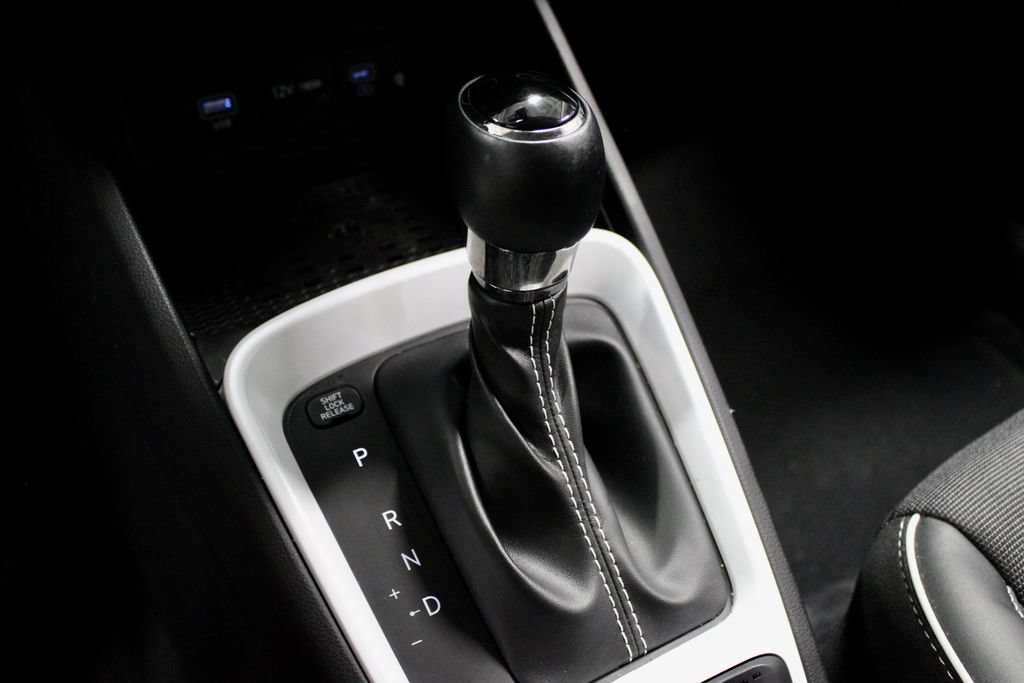 Certified 2025 Hyundai Venue Limited FWD image 33