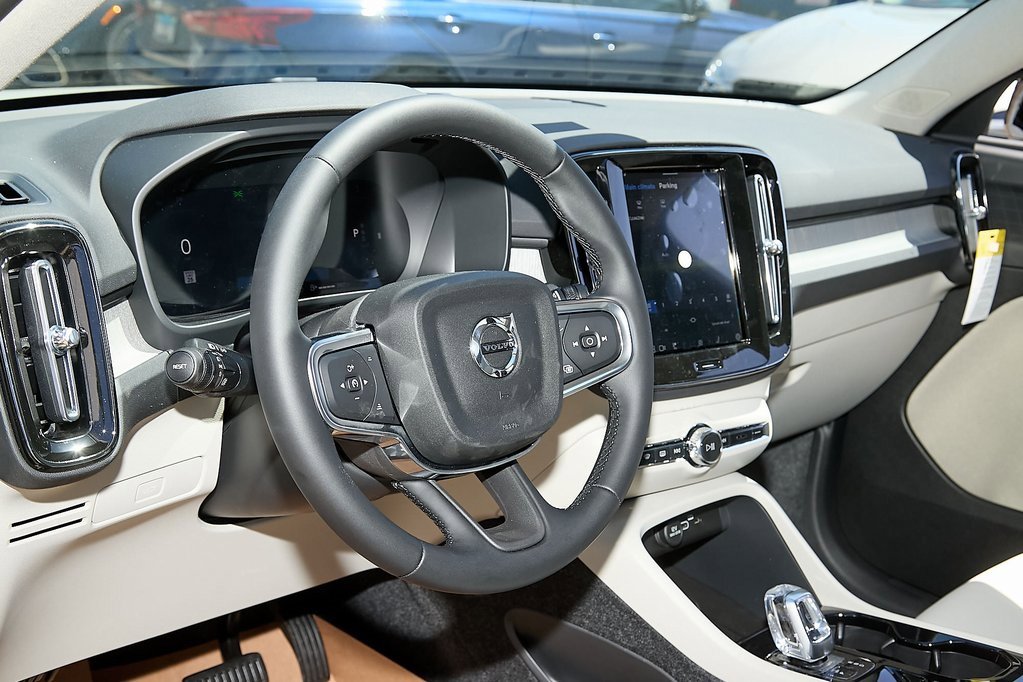 New 2025 Volvo XC40 B5 Plus w/ Protection Package Premier image 12