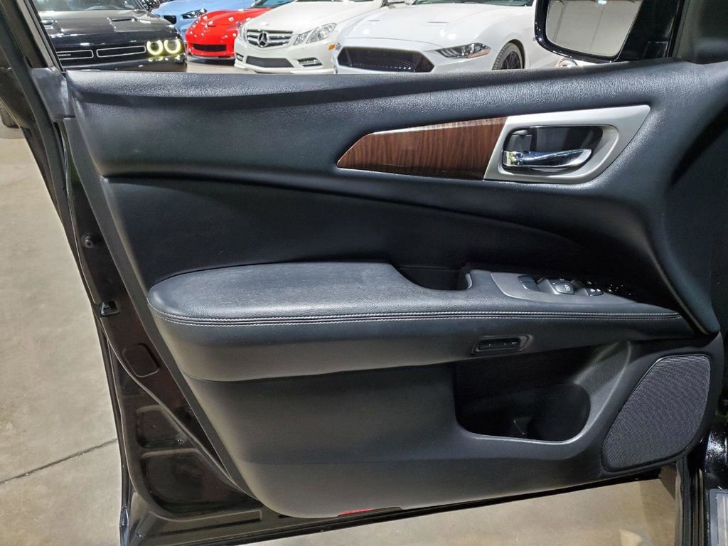 Used 2013 Nissan Pathfinder Platinum image 9