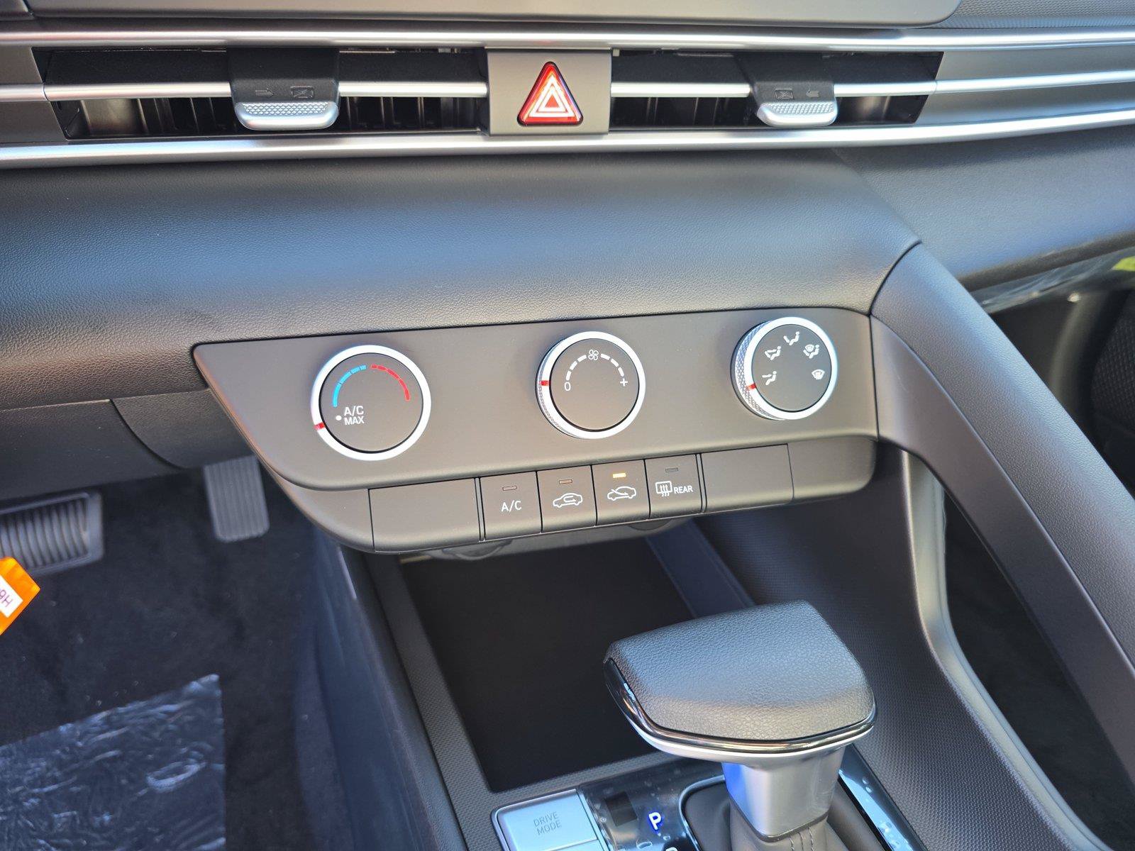 New 2026 Hyundai Elantra SE FWD image 17
