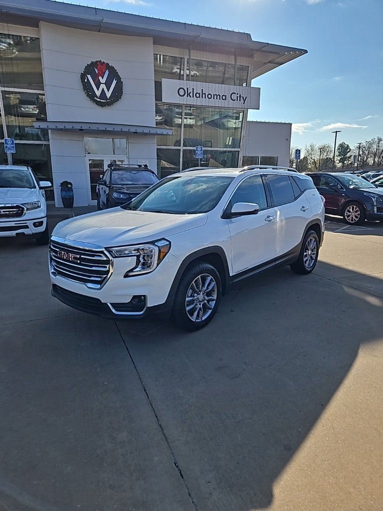 Used 2024 GMC Terrain SLT image 1
