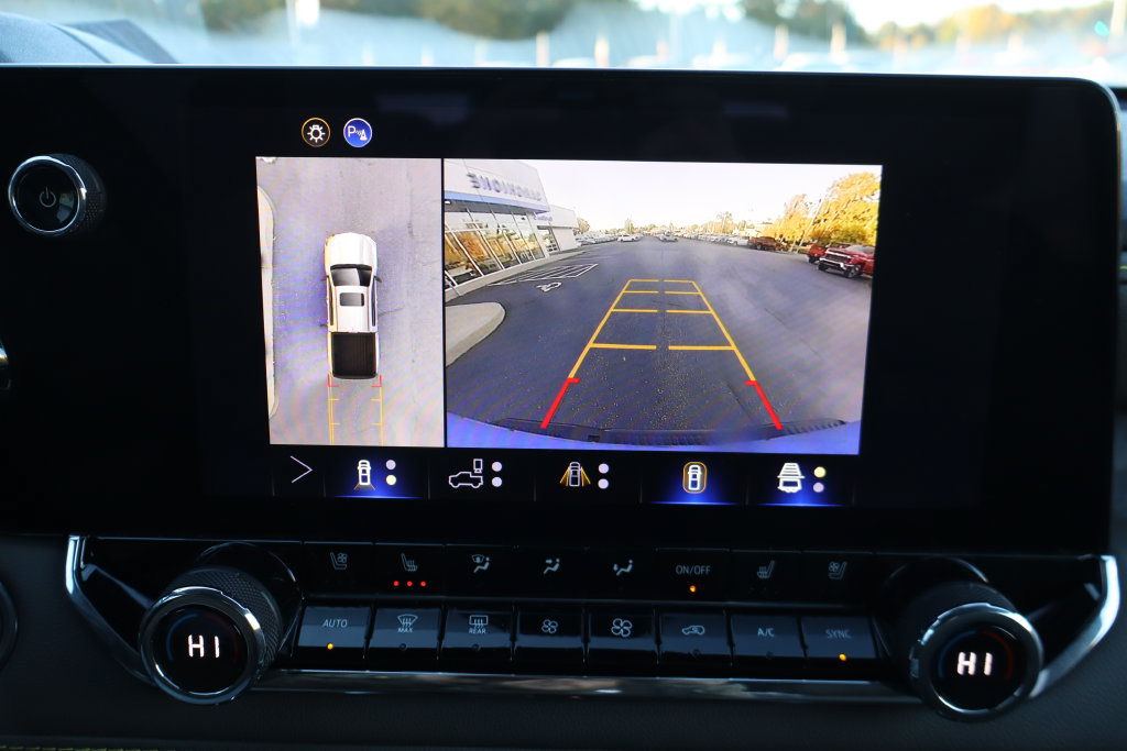 Used 2025 Chevrolet Colorado ZR2 w/ Technology Package AWD/4WD image 11