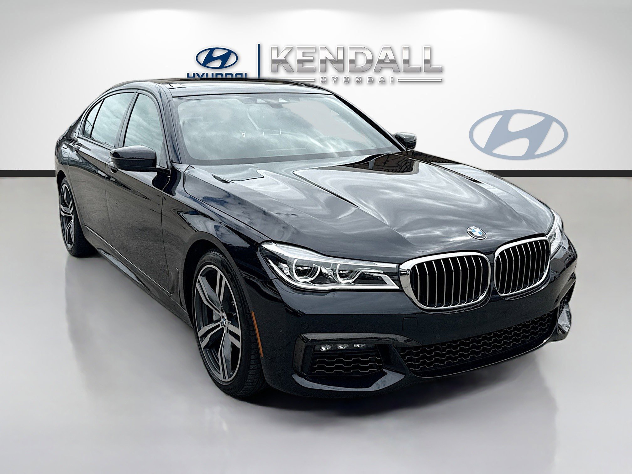 Used 2019 BMW 750i image 1