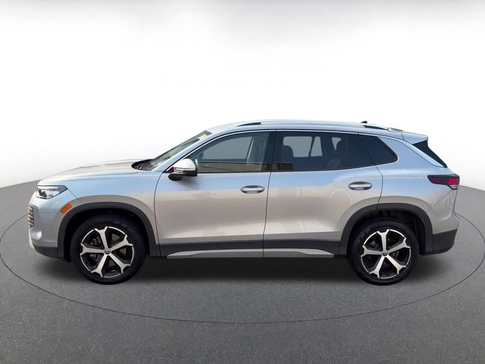 Used 2026 Volkswagen Tiguan SE AWD/4WD image 9