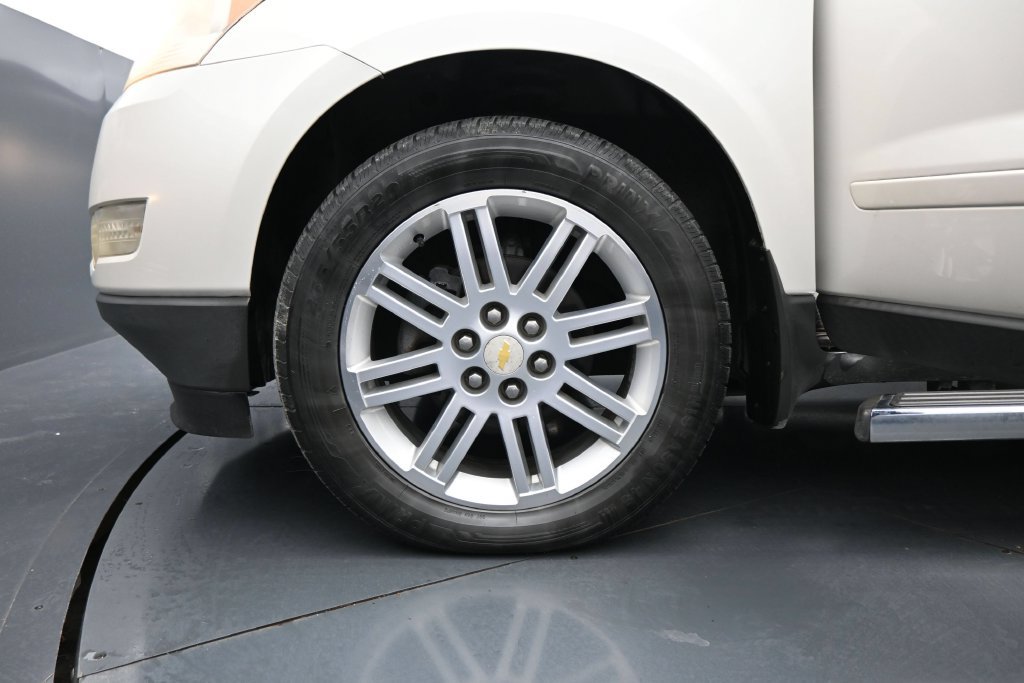 Used 2011 Chevrolet Traverse LT w/ White Premiere Package FWD image 27