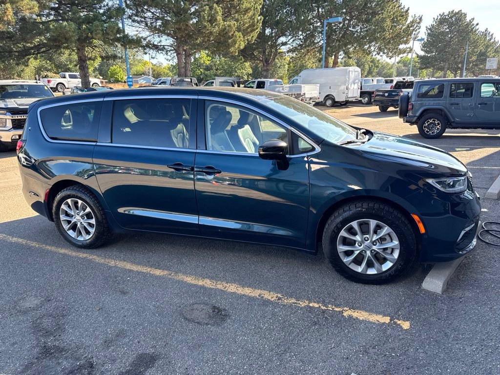 Used 2024 Chrysler Pacifica Touring-L AWD/4WD image 6