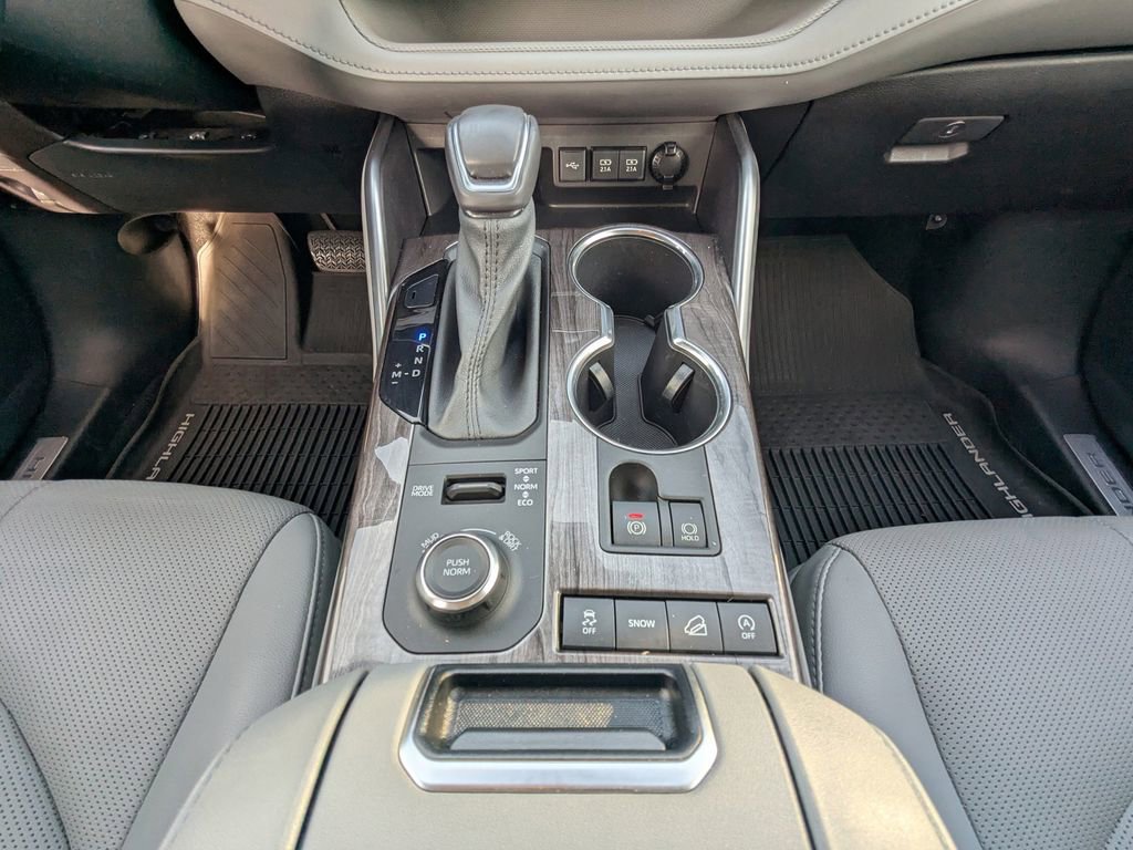 Used 2021 Toyota Highlander Limited image 25