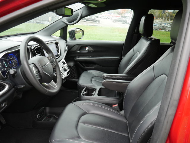 Used 2025 Chrysler Pacifica Select FWD image 2