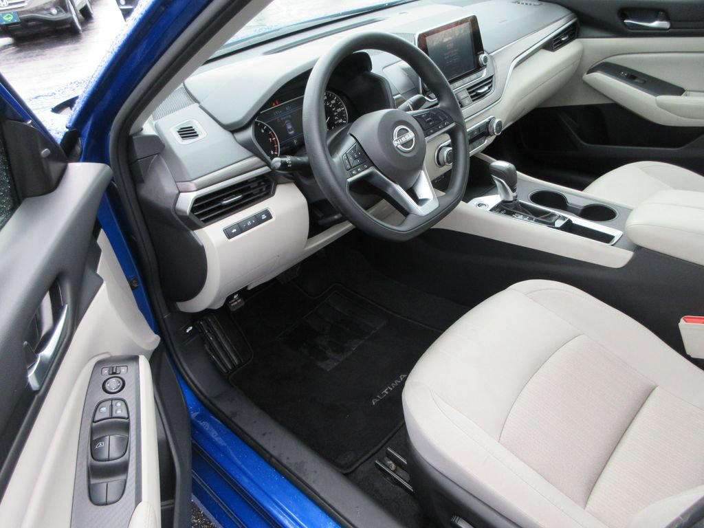 Used 2025 Nissan Altima 2.5 SV FWD image 10
