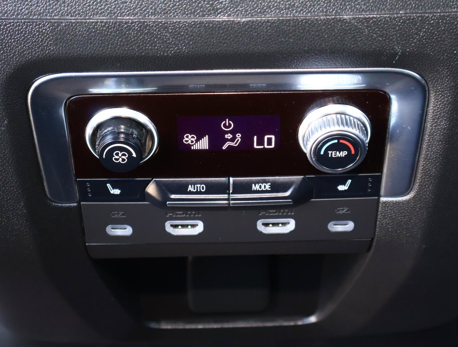 Used 2024 GMC Yukon XL Denali Ultimate AWD/4WD image 17