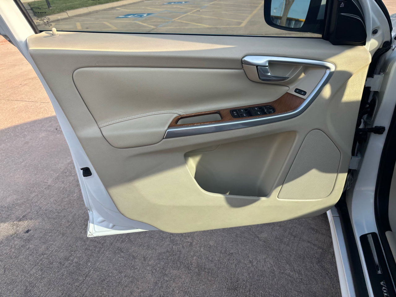 Used 2015 Volvo XC60 T6 w/ Proximity Package image 8