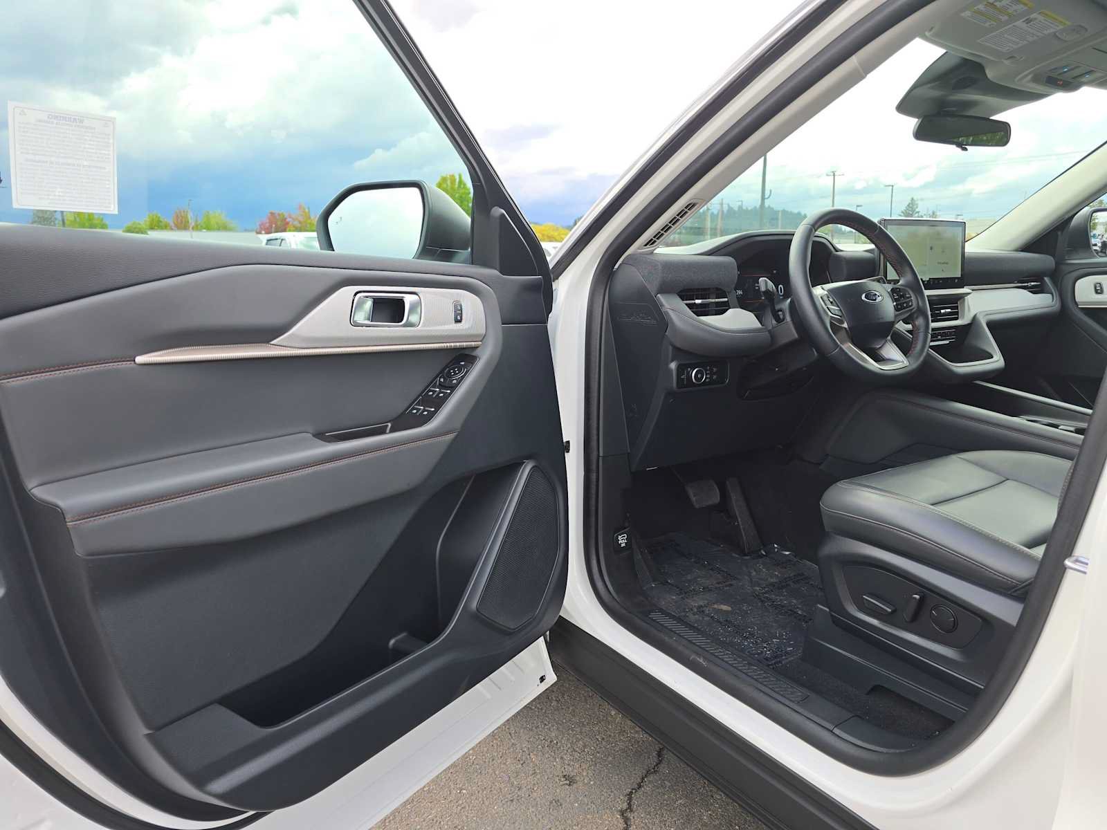 Used 2025 Ford Explorer Active w/ Active Comfort Package RWD image 20